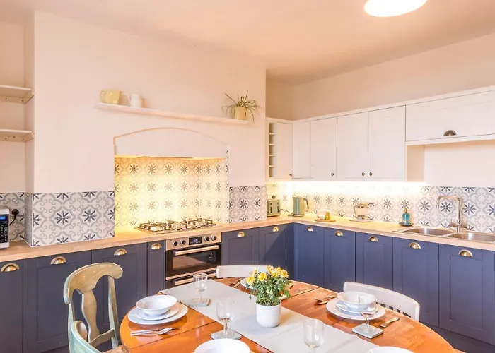 Stylish 12-Bed House In Bristol City - With Parking & Wi-Fi