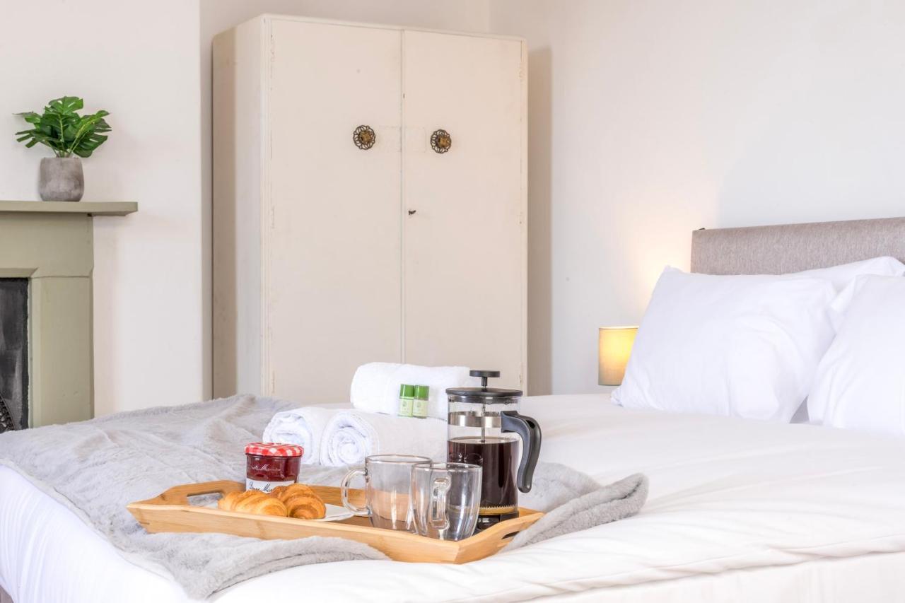 Stylish 12-bed House In - With Parking & Wi-fi Bristol