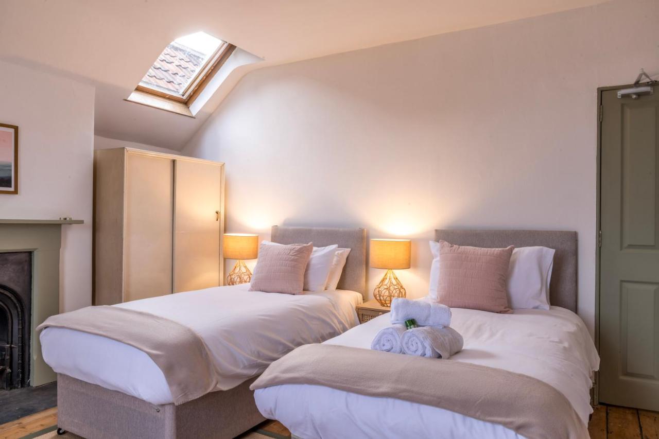 Stylish 12-bed House In - With Parking & Wi-fi