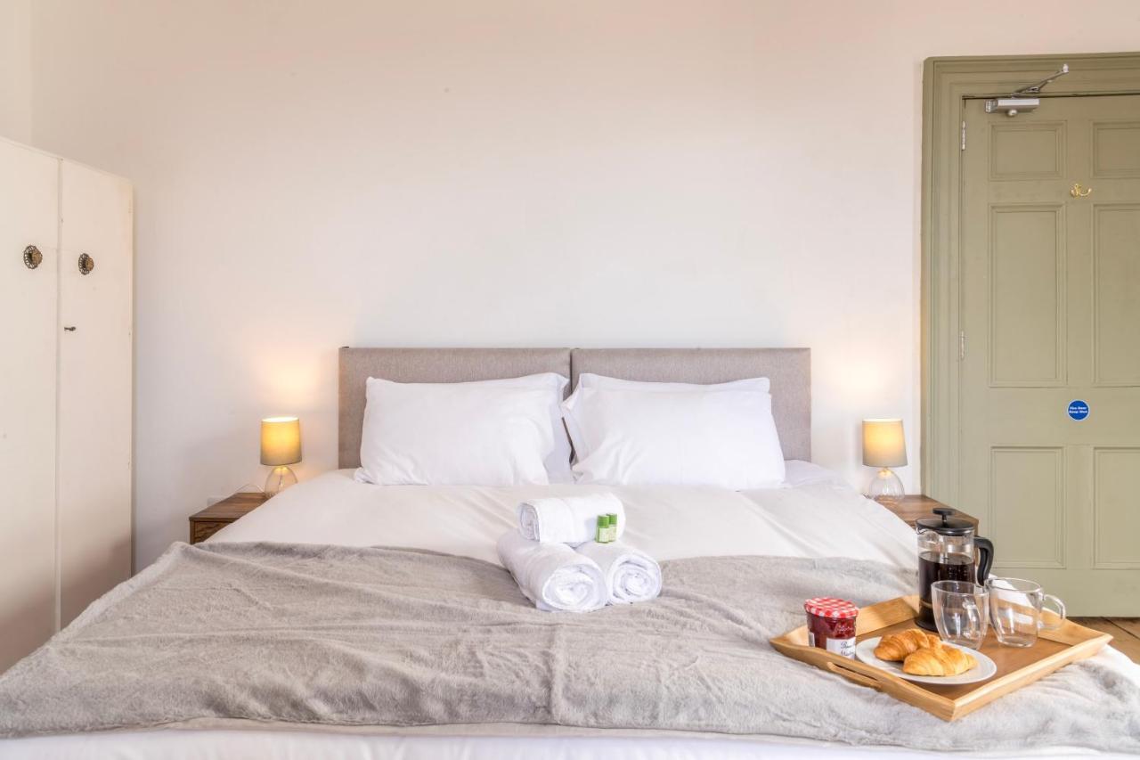 Ferienhaus Stylish 12-bed House In - With Parking & Wi-fi *