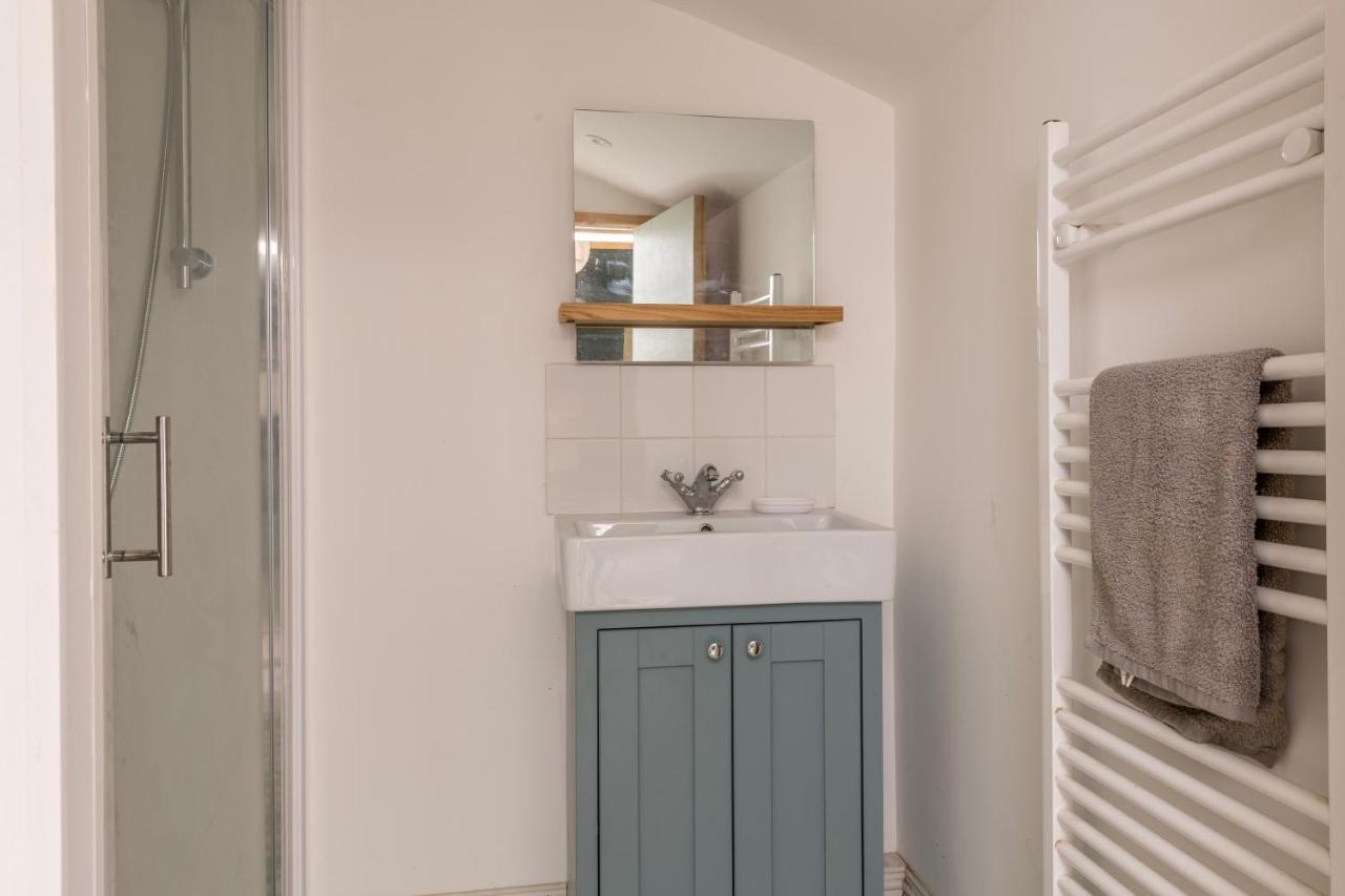 Stylish 12-bed House In - With Parking & Wi-fi Ferienhaus *