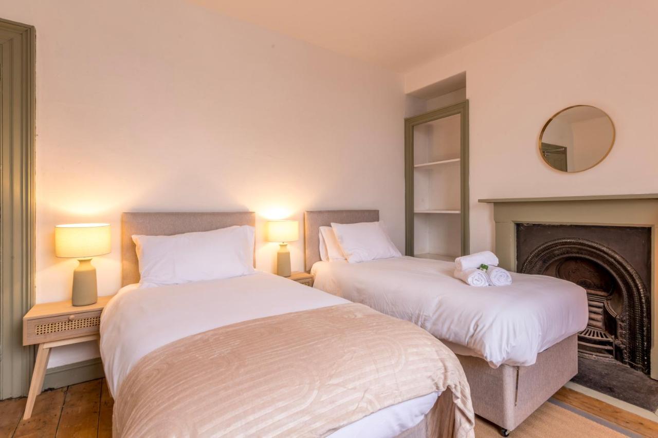 Stylish 12-bed House In - With Parking & Wi-fi Ferienhaus Bristol