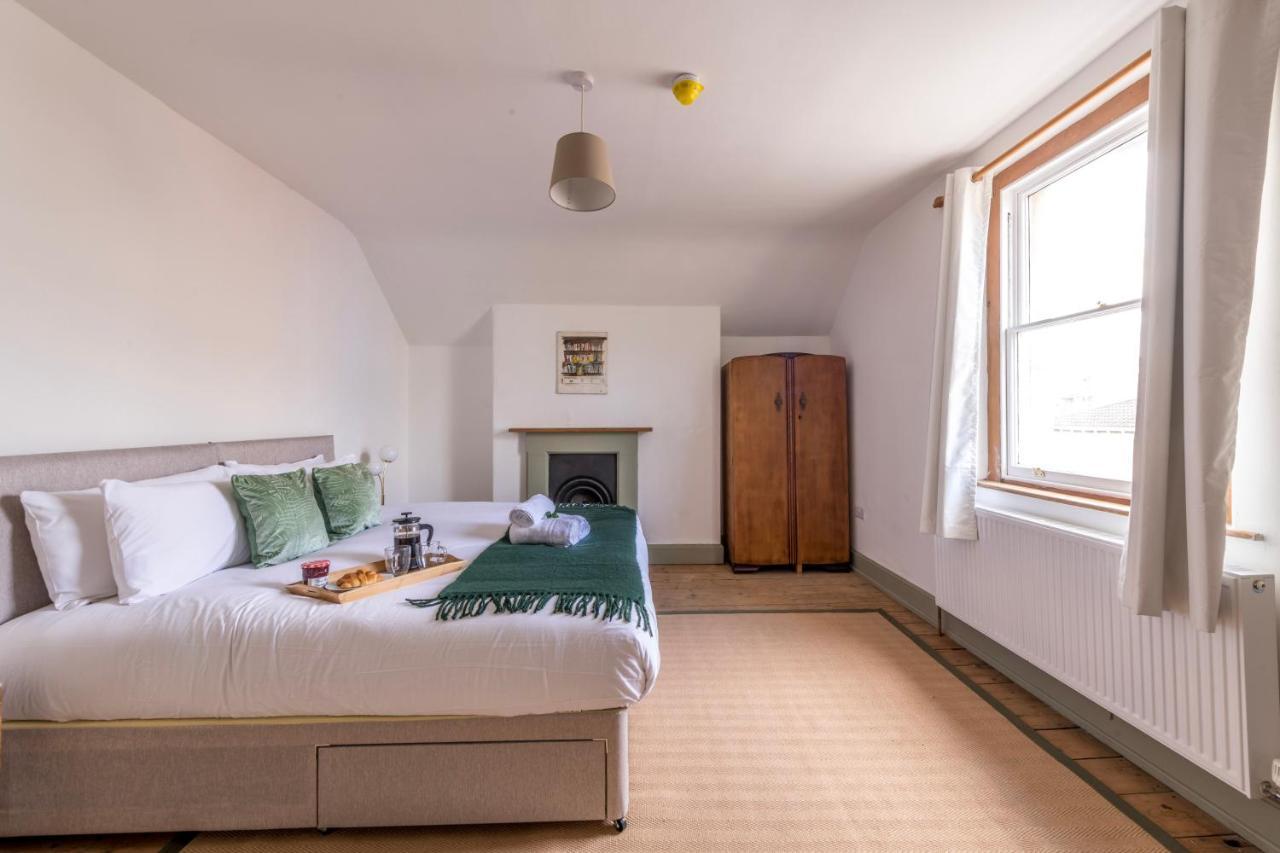 Ferienhaus Stylish 12-bed House In - With Parking & Wi-fi Bristol