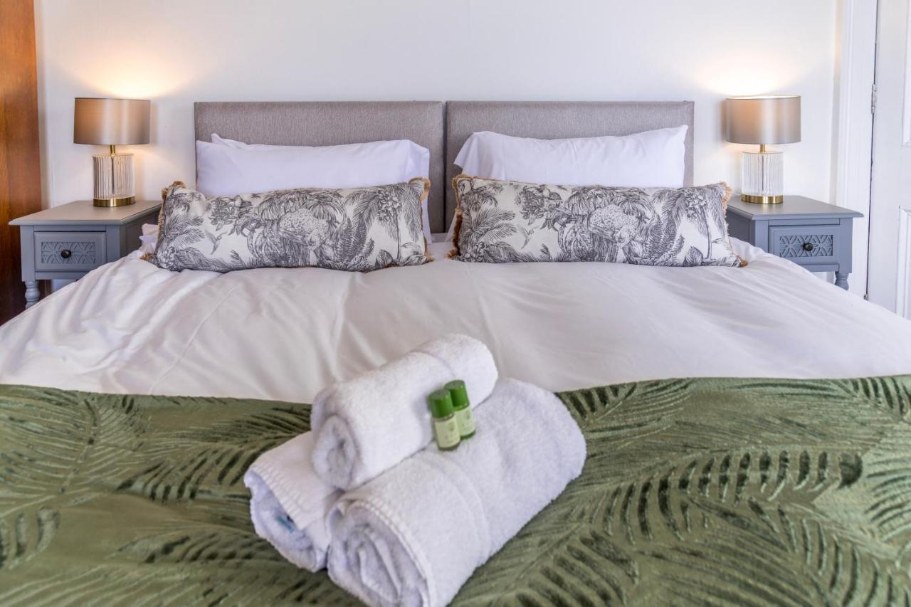 Stylish 12-bed House In - With Parking & Wi-fi Ferienhaus *