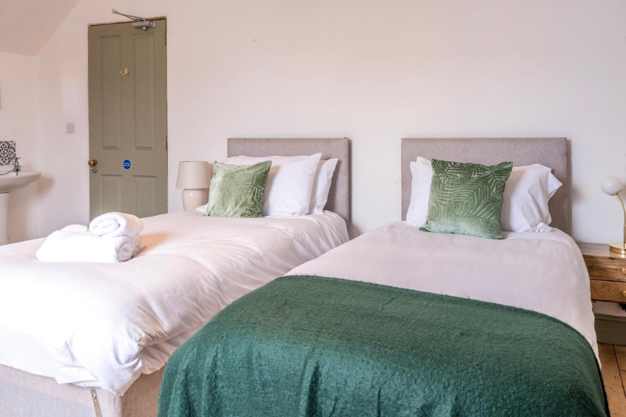 Ferienhaus Stylish 12-bed House In - With Parking & Wi-fi