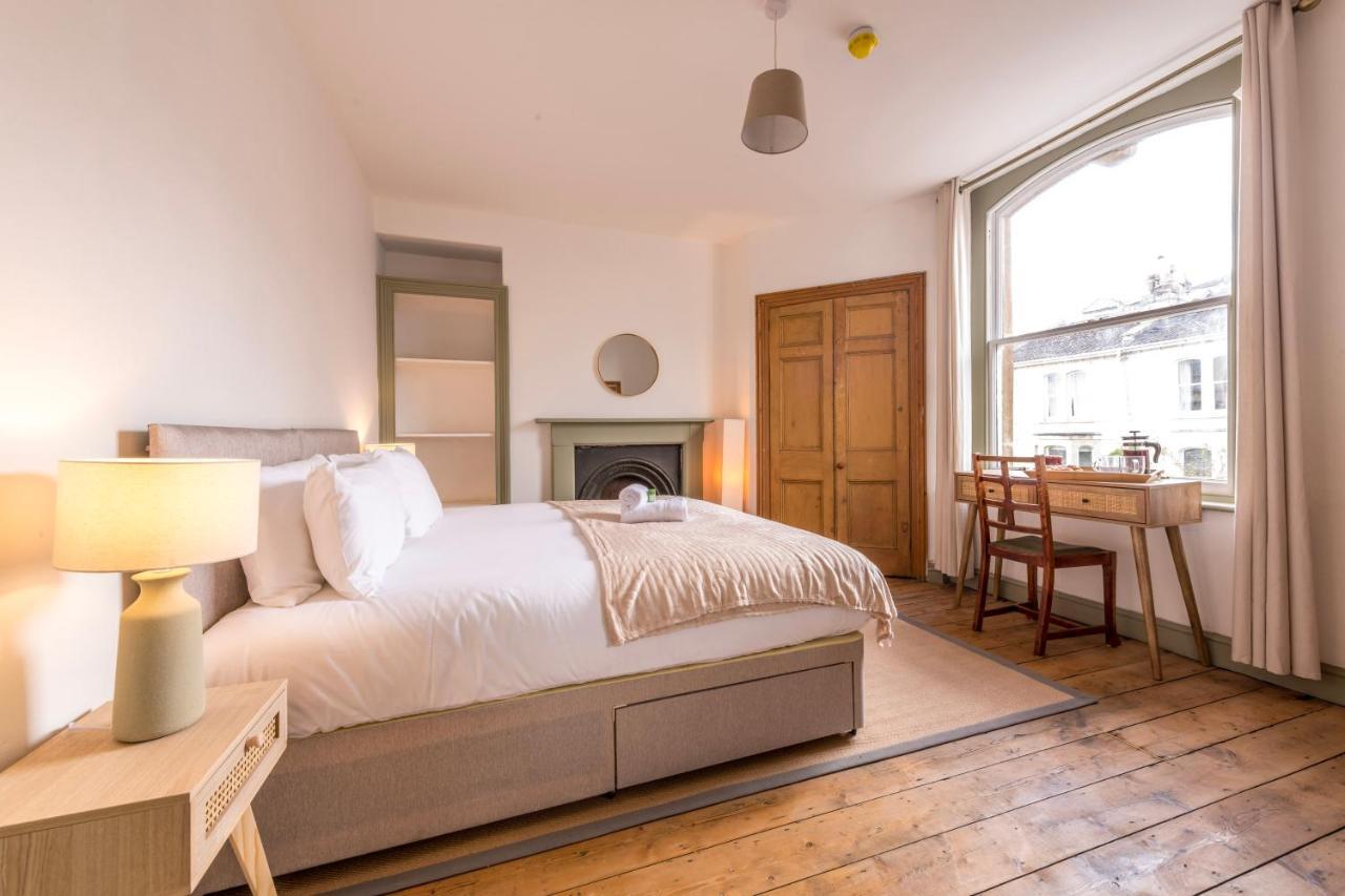 Stylish 12-bed House In - With Parking & Wi-fi Ferienhaus