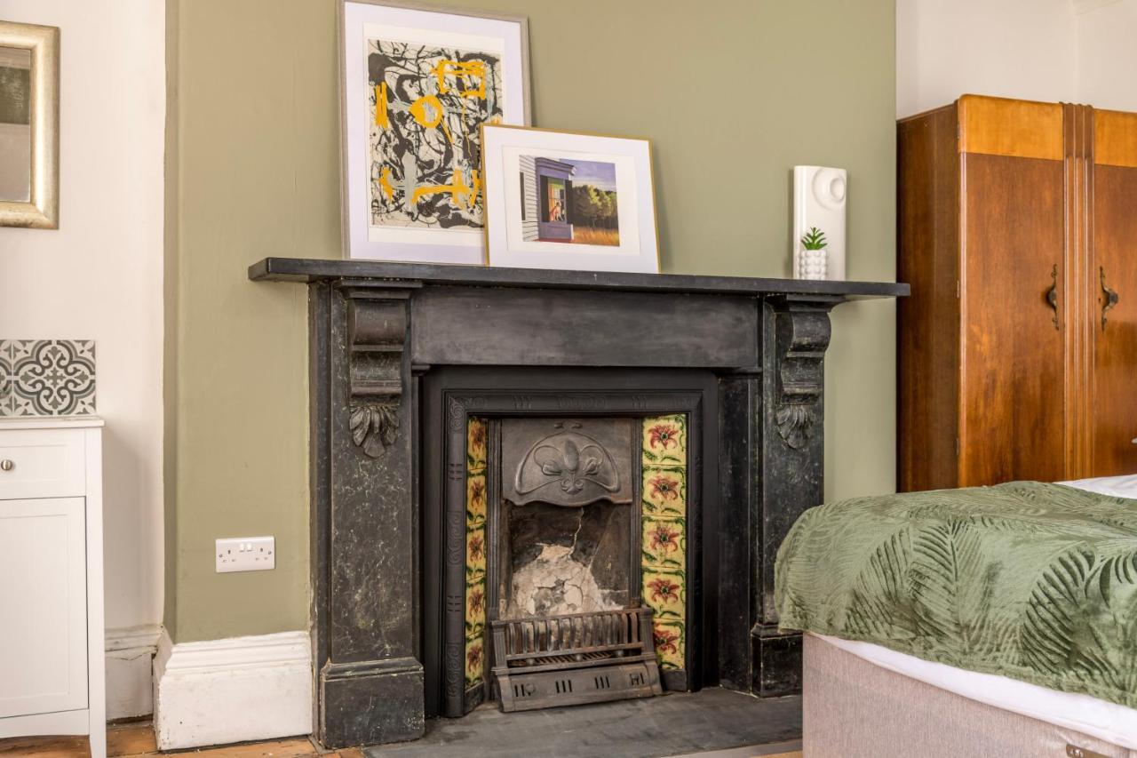 Stylish 12-bed House In - With Parking & Wi-fi Ferienhaus *