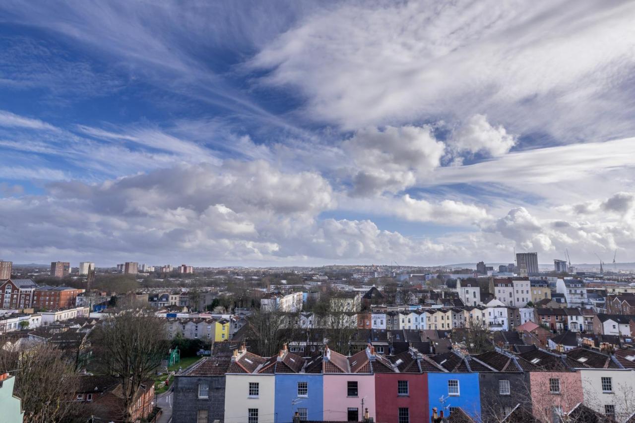 Stylish 12-bed House In - With Parking & Wi-fi Bristol