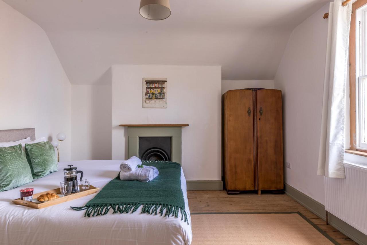 Stylish 12-bed House In - With Parking & Wi-fi * Bristol