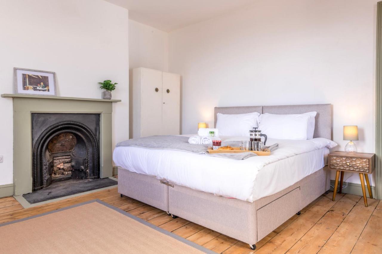 Ferienhaus Stylish 12-bed House In - With Parking & Wi-fi