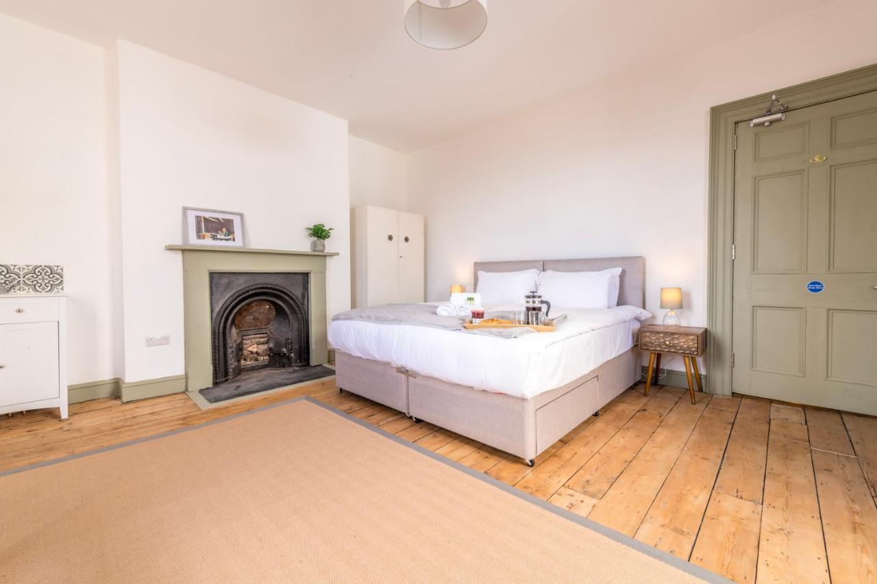 Stylish 12-bed House In - With Parking & Wi-fi Bristol