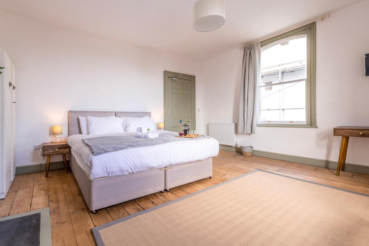 Stylish 12-bed House In - With Parking & Wi-fi Ferienhaus