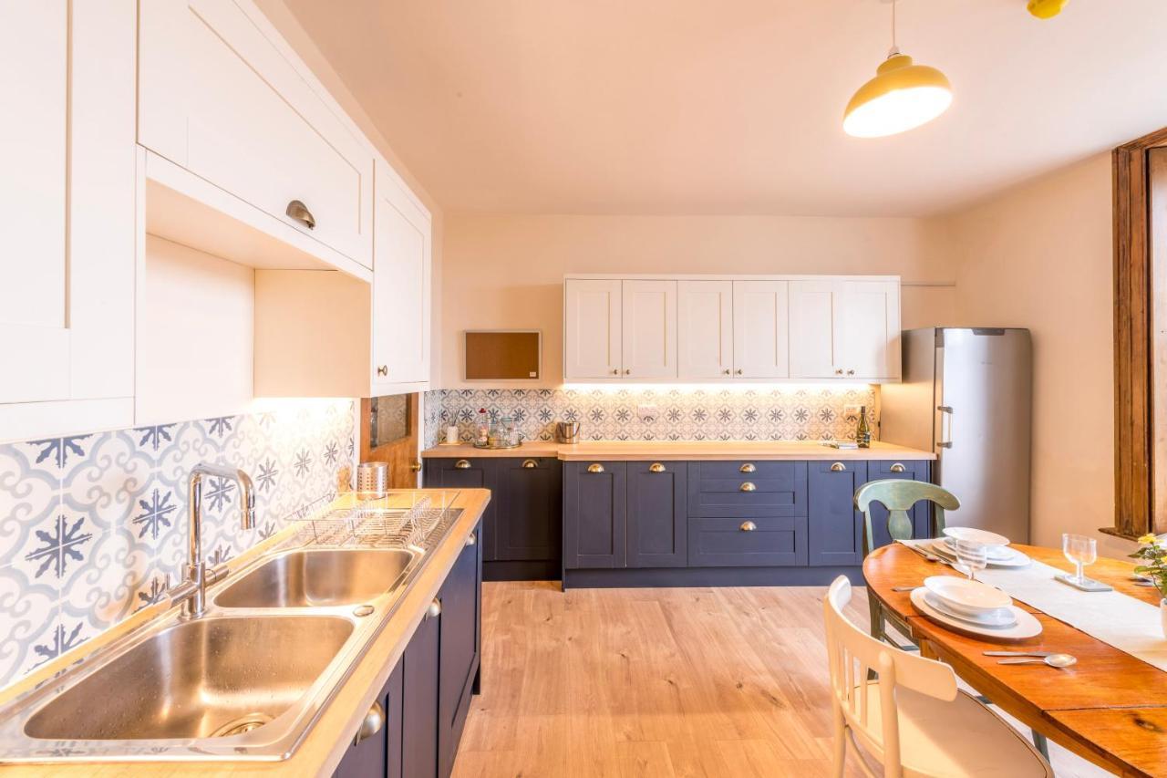 Stylish 12-bed House In - With Parking & Wi-fi Ferienhaus *