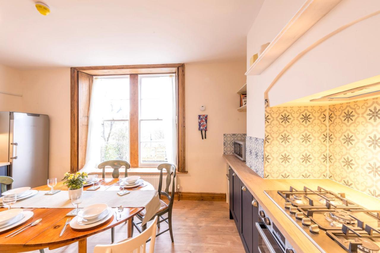 Stylish 12-bed House In - With Parking & Wi-fi Bristol