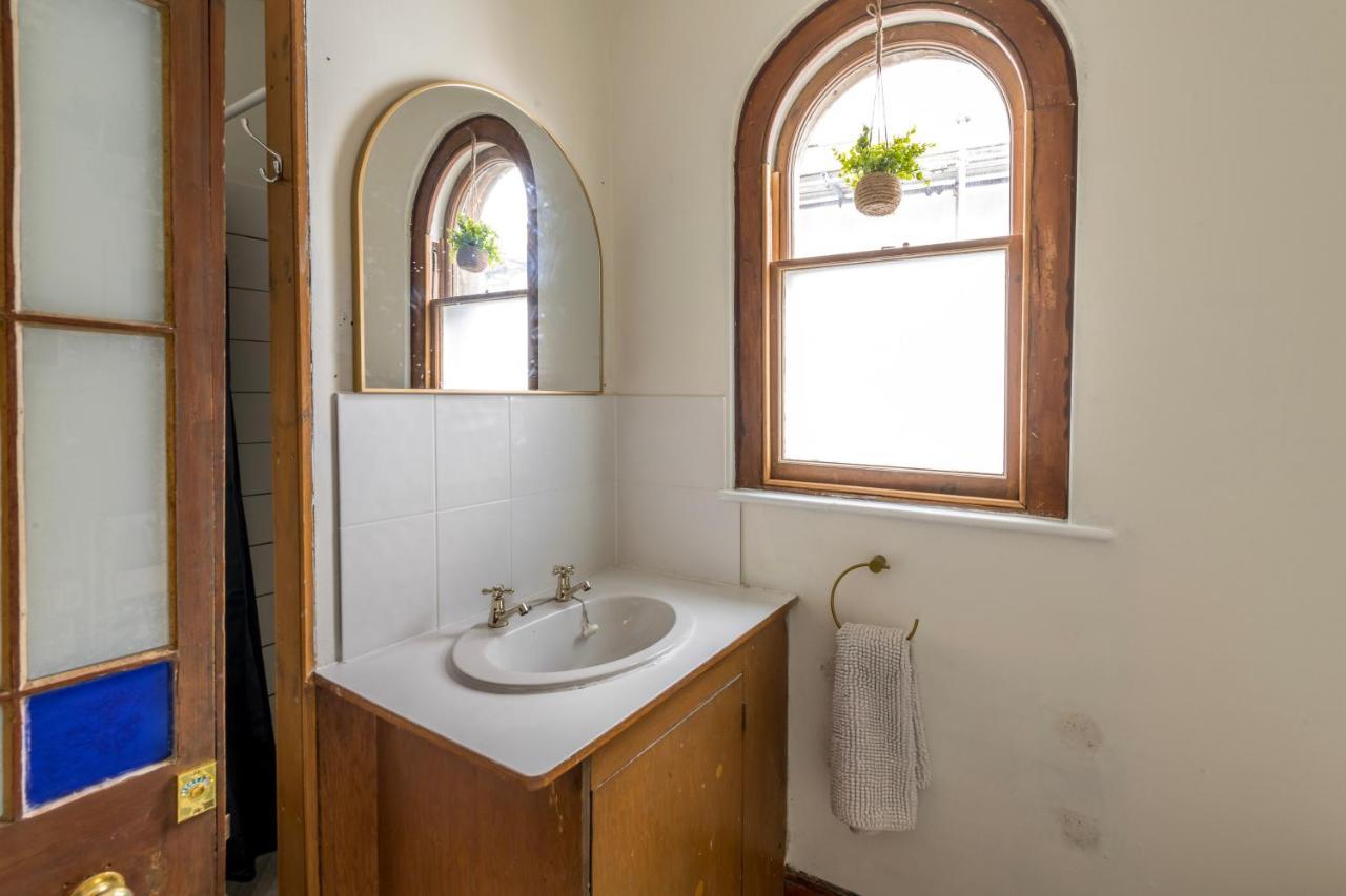 Ferienhaus Stylish 12-bed House In - With Parking & Wi-fi *