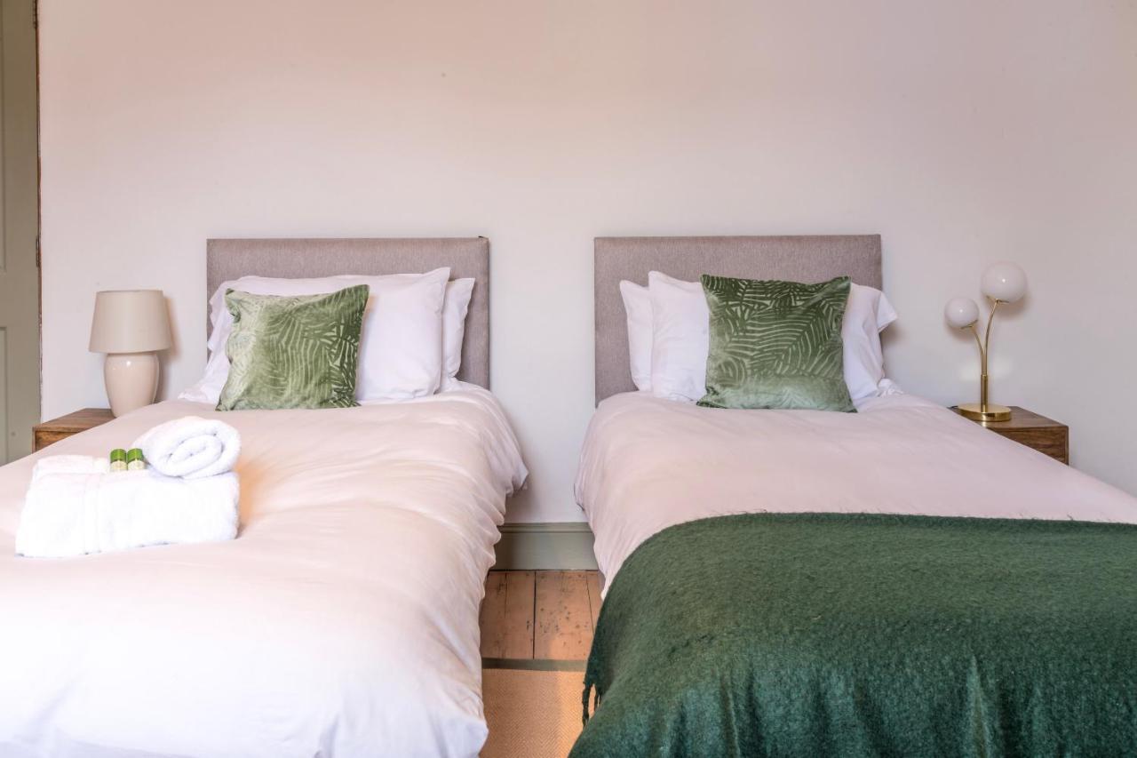 Ferienhaus Stylish 12-bed House In - With Parking & Wi-fi *