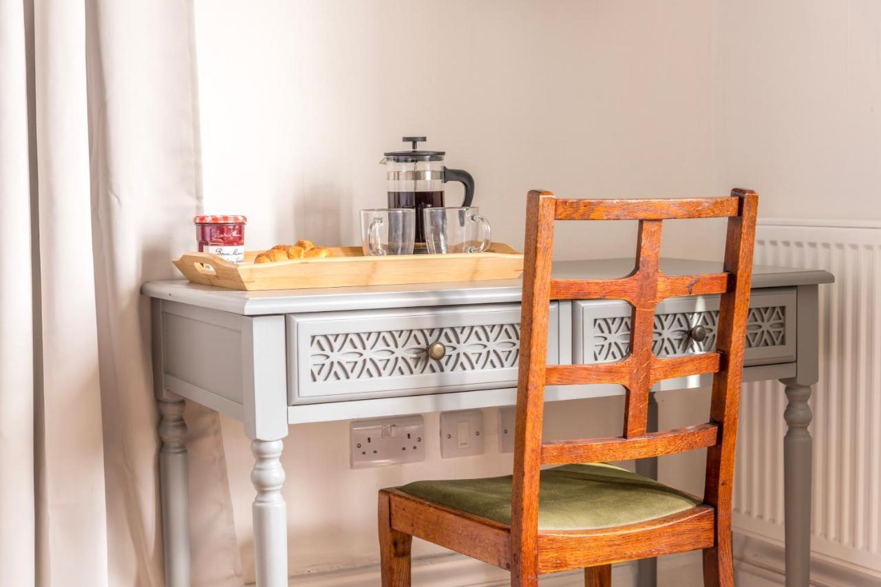 Stylish 12-bed House In - With Parking & Wi-fi Bristol
