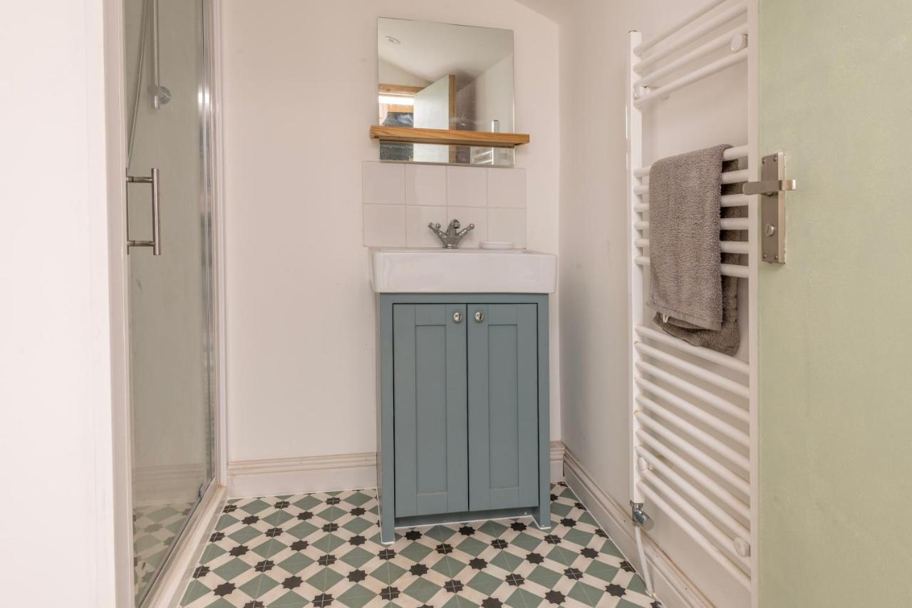 Ferienhaus Stylish 12-bed House In - With Parking & Wi-fi