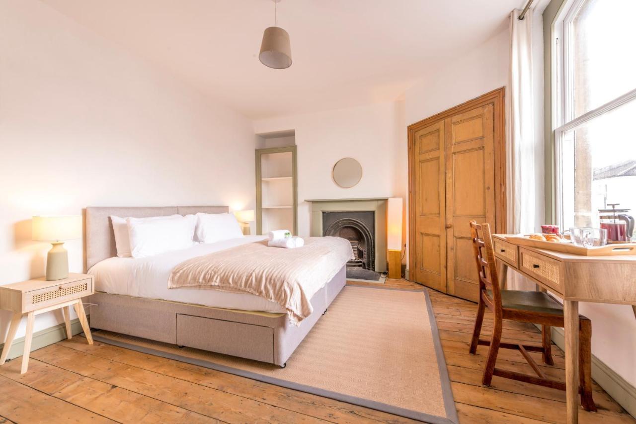 Ferienhaus Stylish 12-bed House In - With Parking & Wi-fi