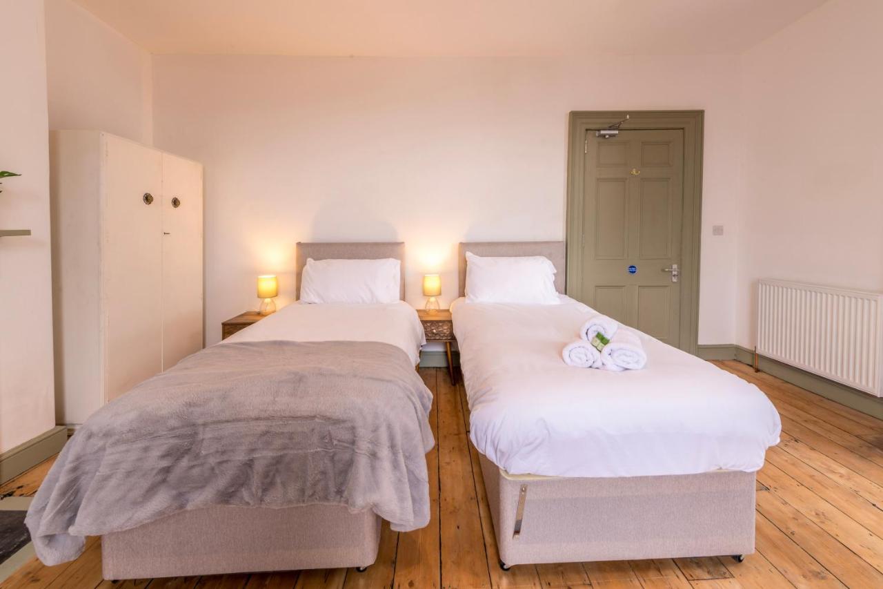 Stylish 12-bed House In - With Parking & Wi-fi Ferienhaus Bristol