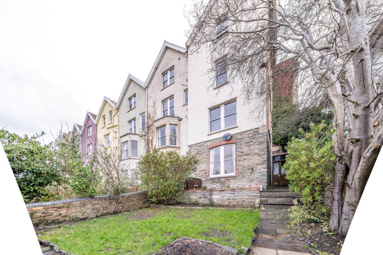 Stylish 12-bed House In - With Parking & Wi-fi Ferienhaus