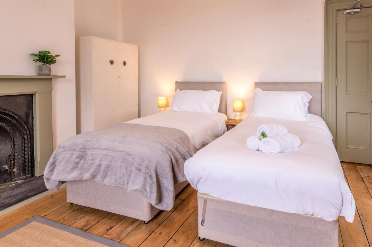 Stylish 12-bed House In - With Parking & Wi-fi
