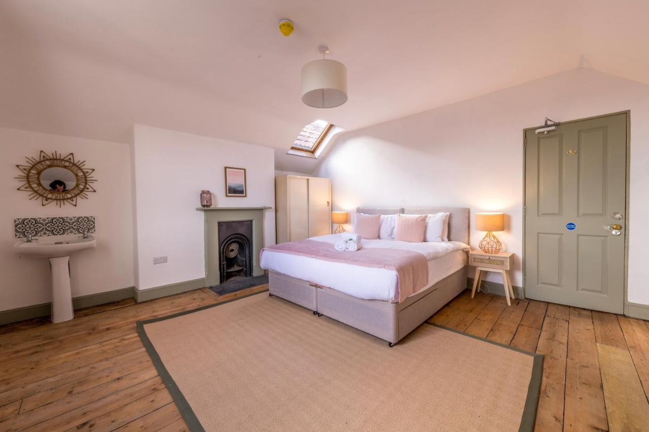 Ferienhaus Stylish 12-bed House In - With Parking & Wi-fi Bristol