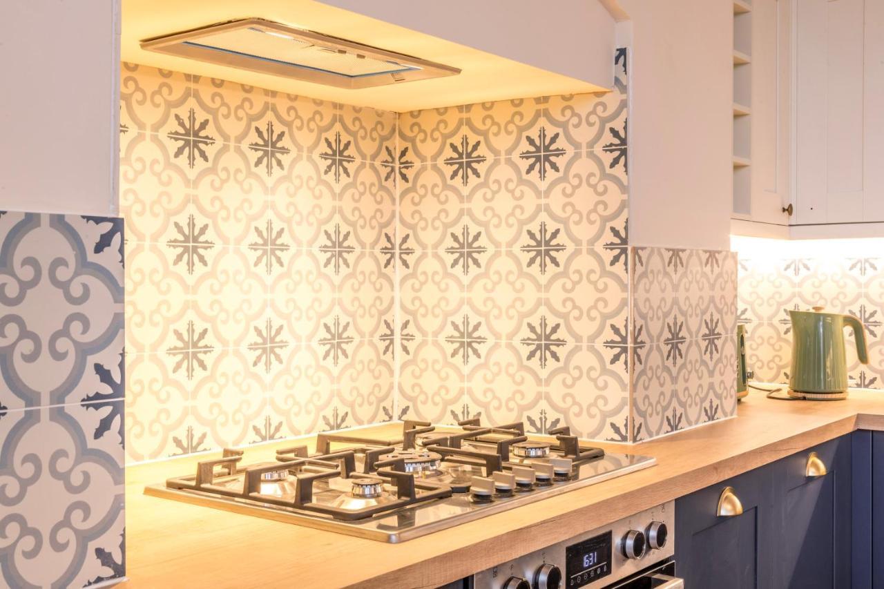 Stylish 12-bed House In - With Parking & Wi-fi Сasa de vacaciones *