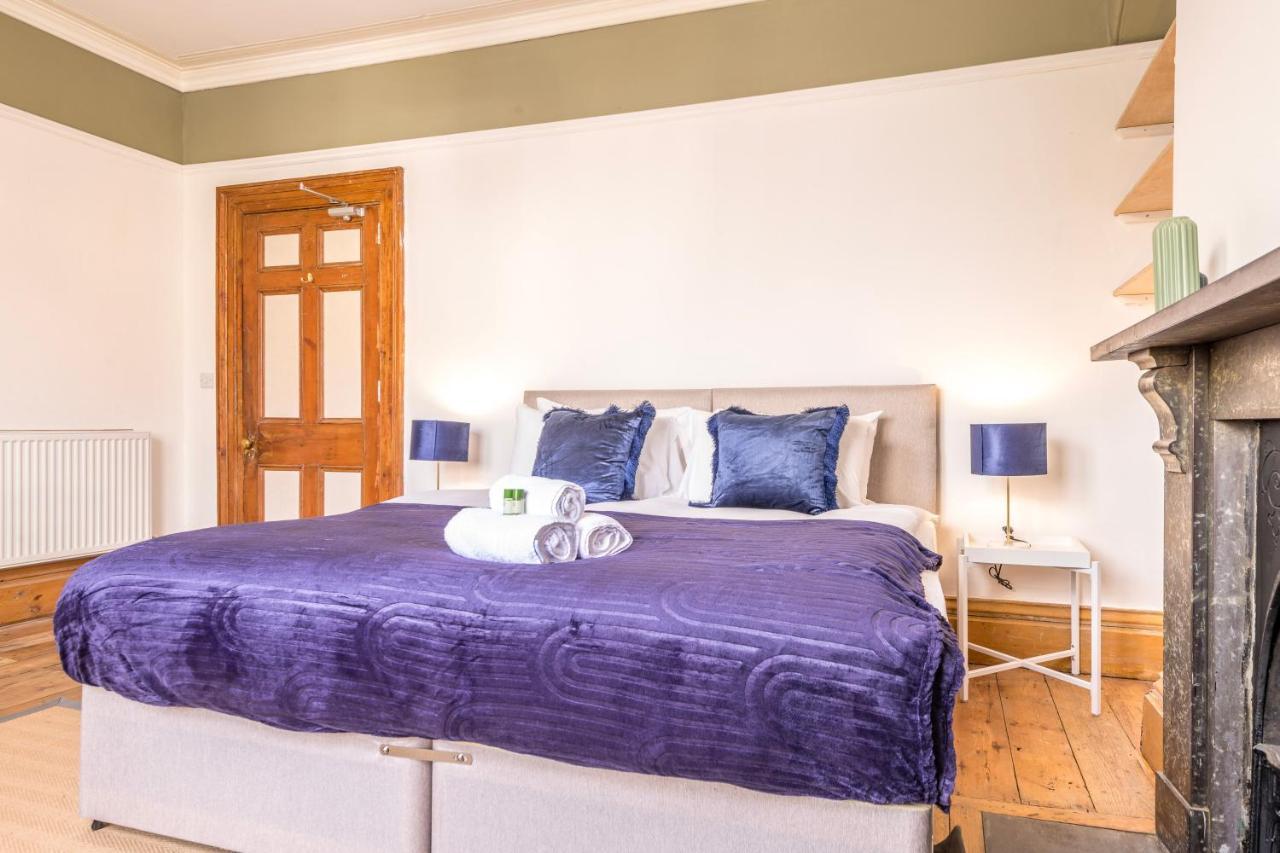 Stylish 12-bed House In - With Parking & Wi-fi Сasa de vacaciones