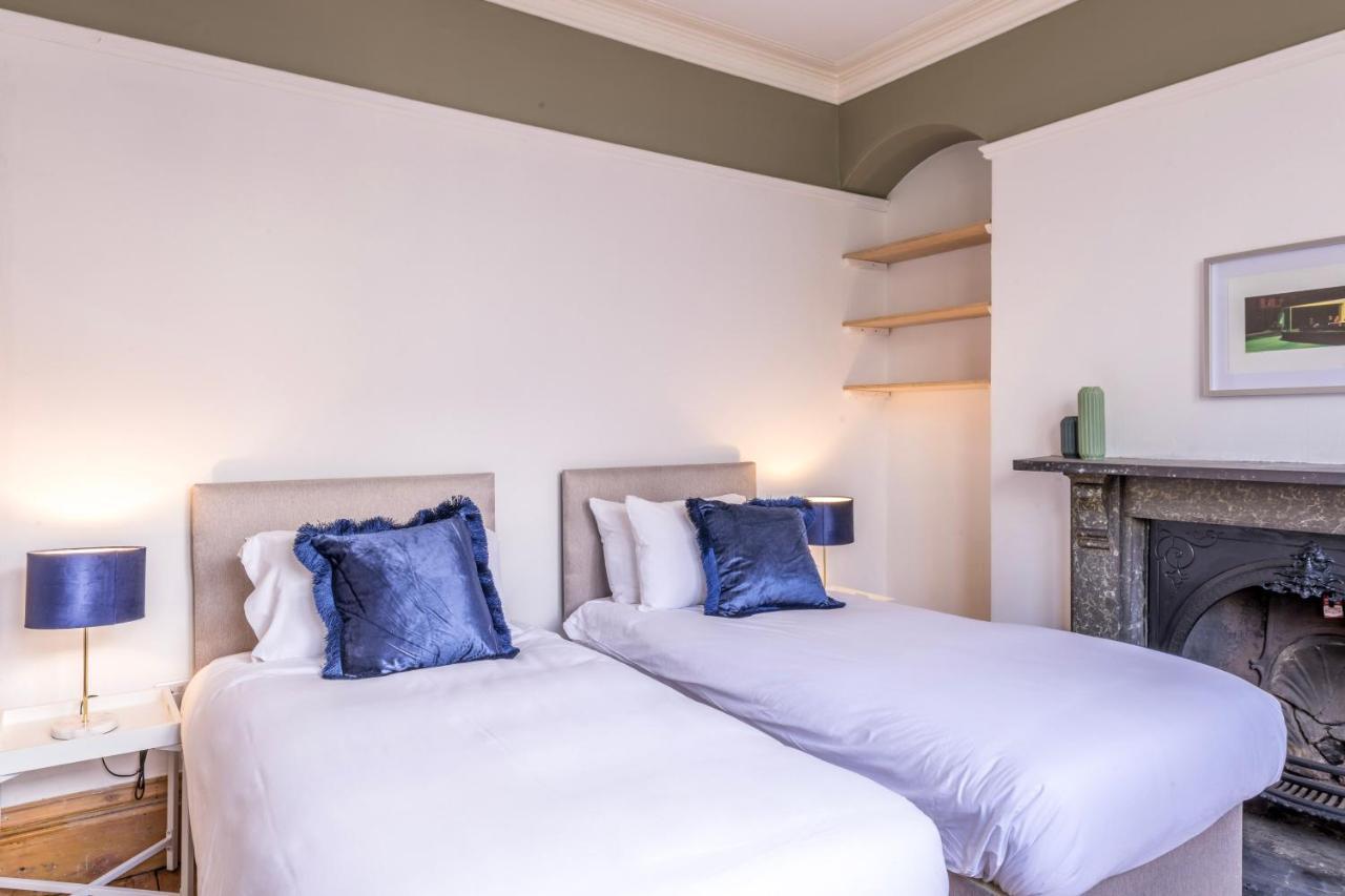 Stylish 12-bed House In - With Parking & Wi-fi * Bristol
