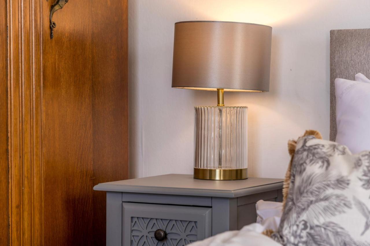 Stylish 12-bed House In - With Parking & Wi-fi