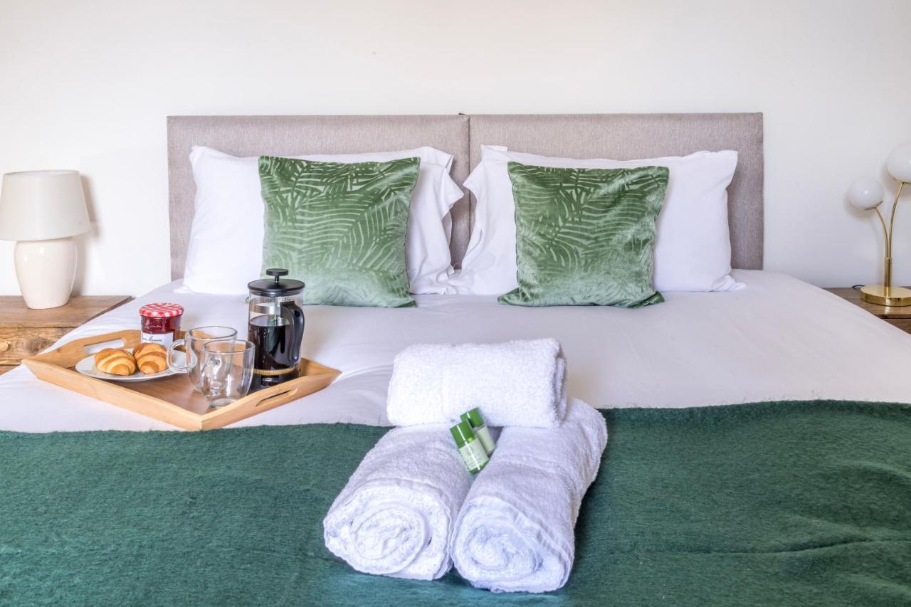 Stylish 12-bed House In - With Parking & Wi-fi *