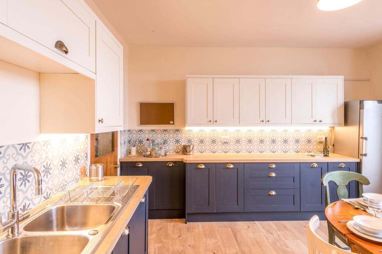 Stylish 12-bed House In - With Parking & Wi-fi Сasa de vacaciones